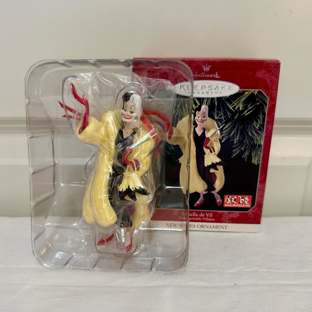 Hallmark Ornament Unforgettable Villains Cruella de Vil 101 Dalmatians (1998)
